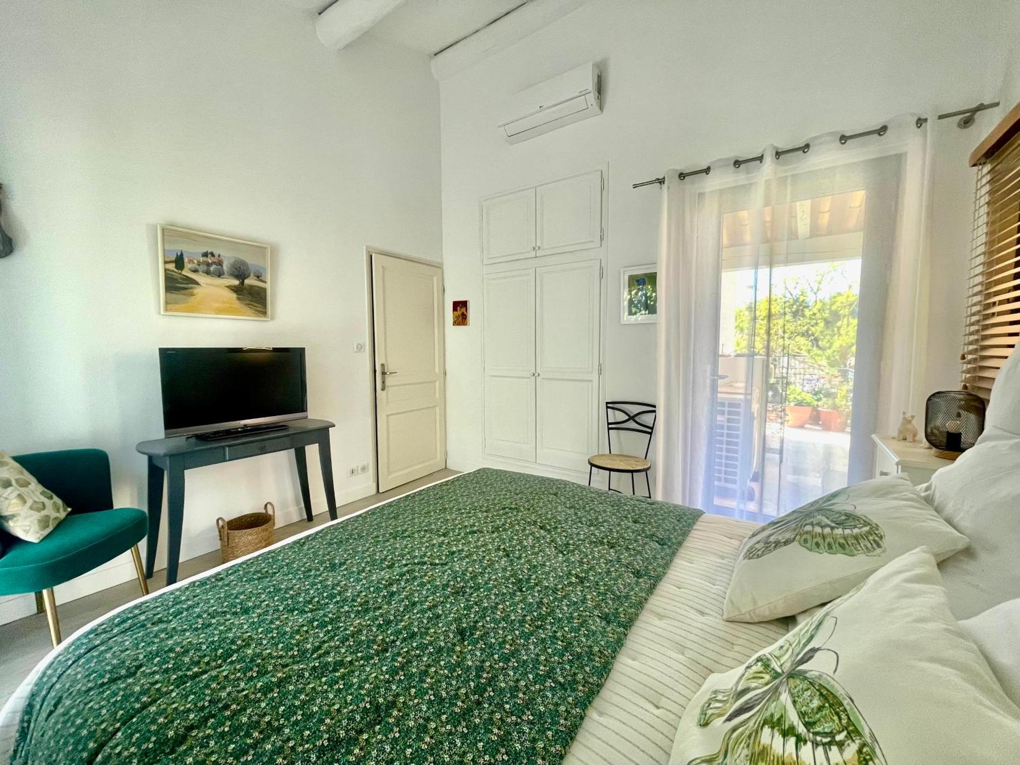 Les Cistes Bed & Breakfast Mallemort Exterior foto